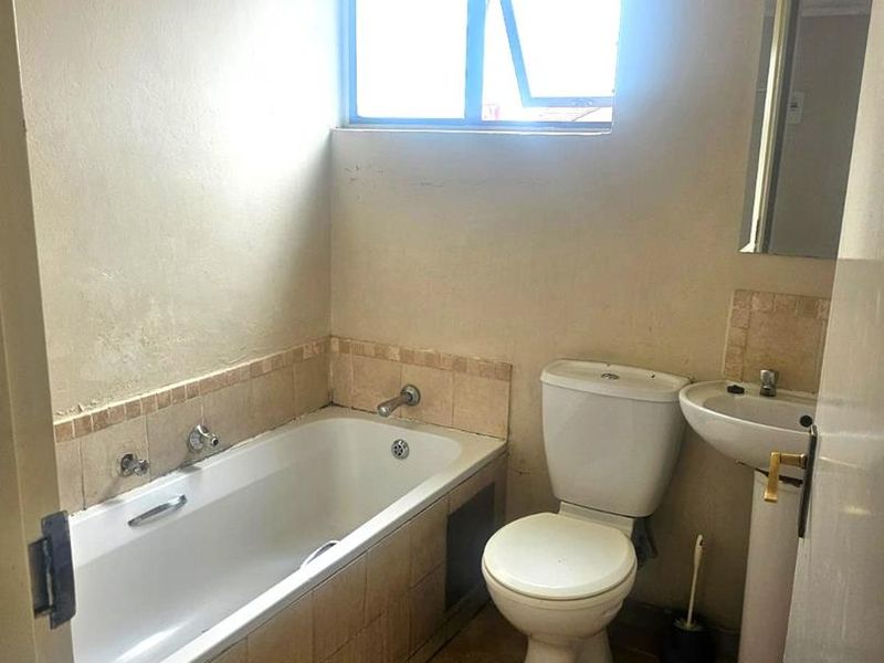 Cozy two-bedroom second floor apartment for sale in Kleinfontein Lake, Benoni - Photo 7