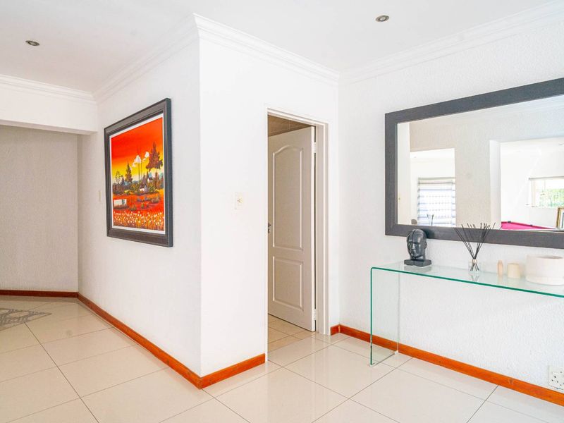 Expansion 2000m2 Family Home in Douglasdale - Photo 3