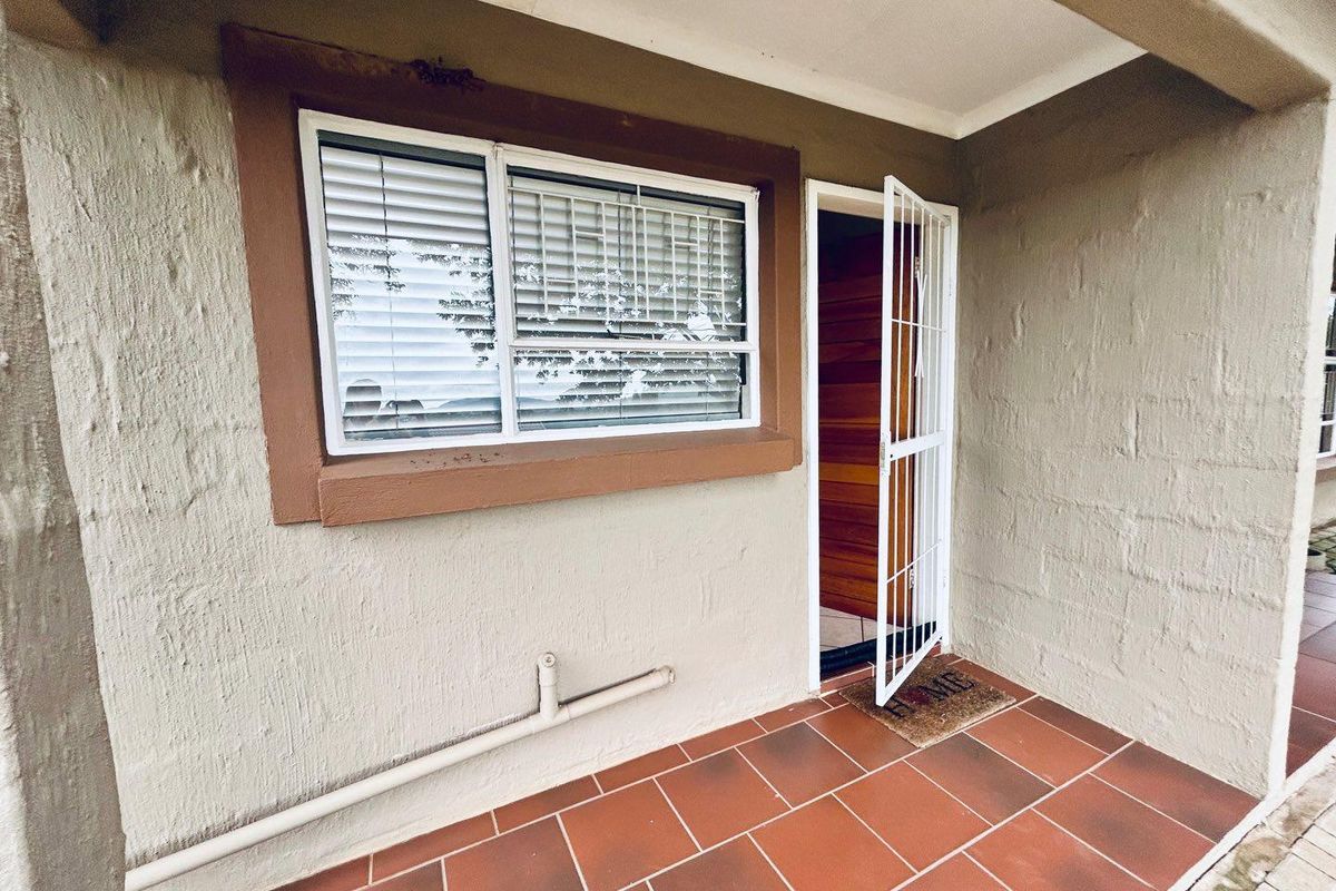 1 bedroom Townhouse in secure complex - Photo 2