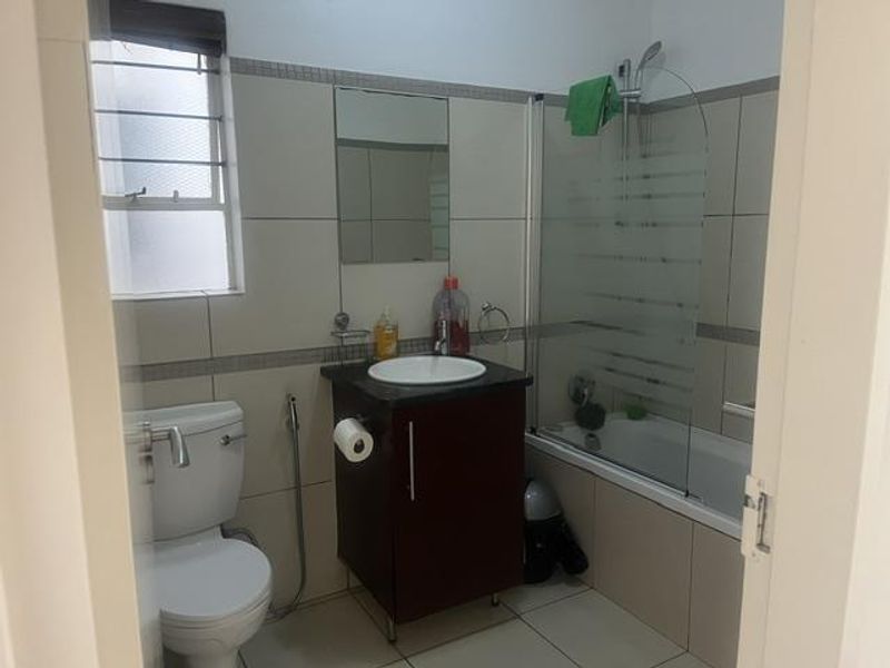 Two Bedrooms, One Bathroom In Ferndale, Randburg - Photo 9