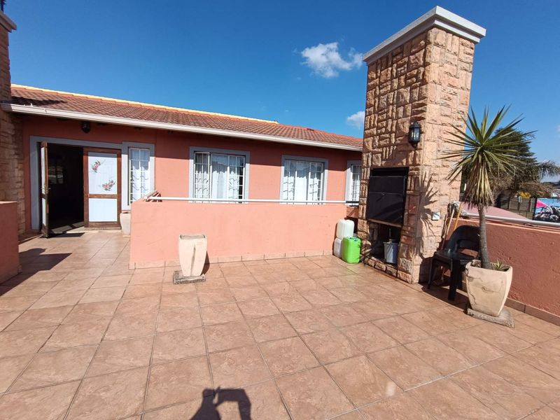 A beautifully maintained villa in the highly sought-after suburb of Glen Marais is now available for sale in the exclusive Complex of Villa Zanru - Photo 8