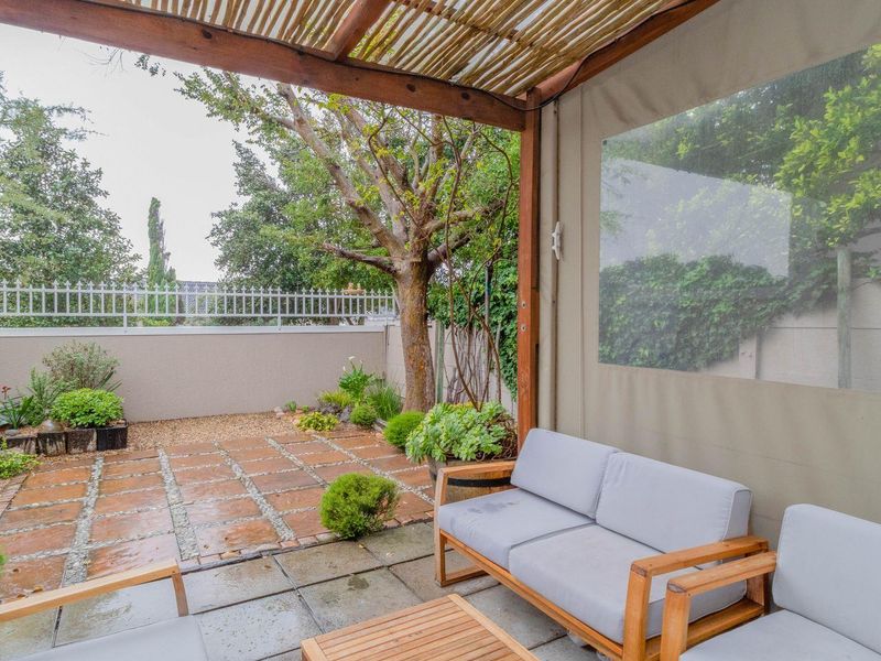 SPECTACULAR TOWNHOUSE IN SOUGHT AFTER LAKESIDE - Photo 3