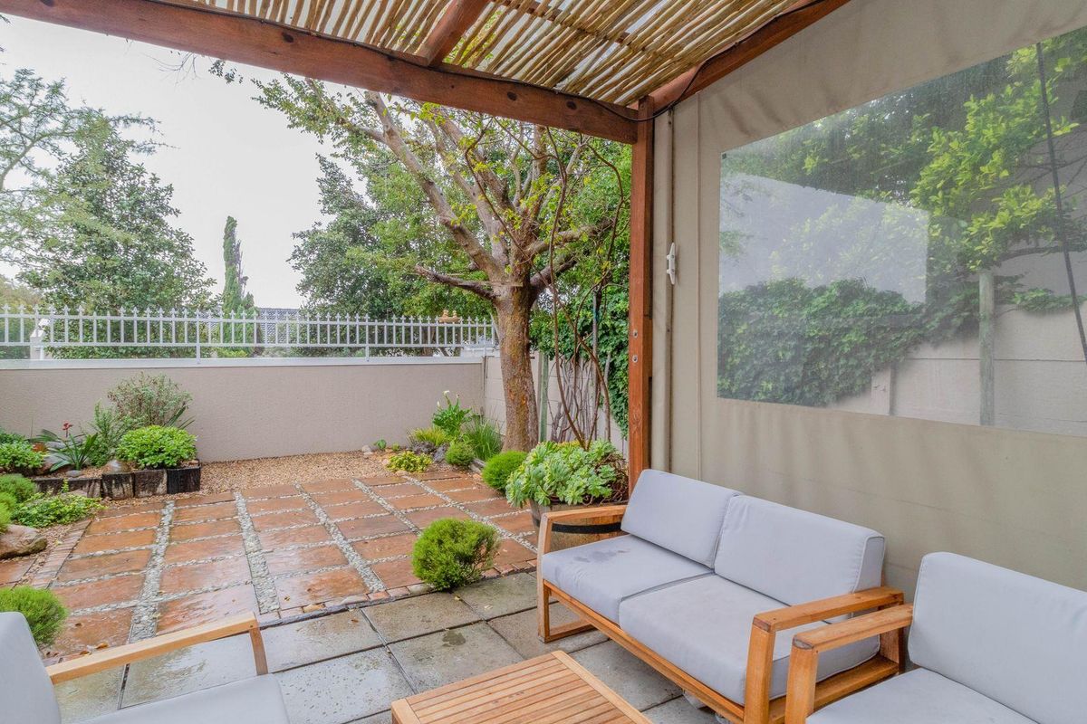 SPECTACULAR TOWNHOUSE IN SOUGHT AFTER LAKESIDE - Photo 3