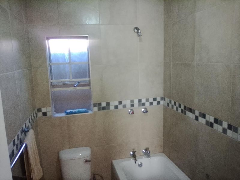 REFURBISHED GROUND FLOOR UNIT - Photo 9