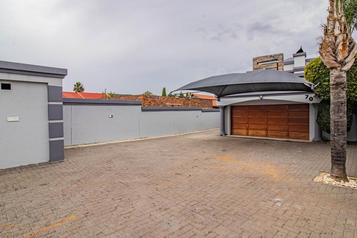 AN EXQUISITE HOME THAT WILL TAKE YOUR BREATH AWAY!!! - Photo 3