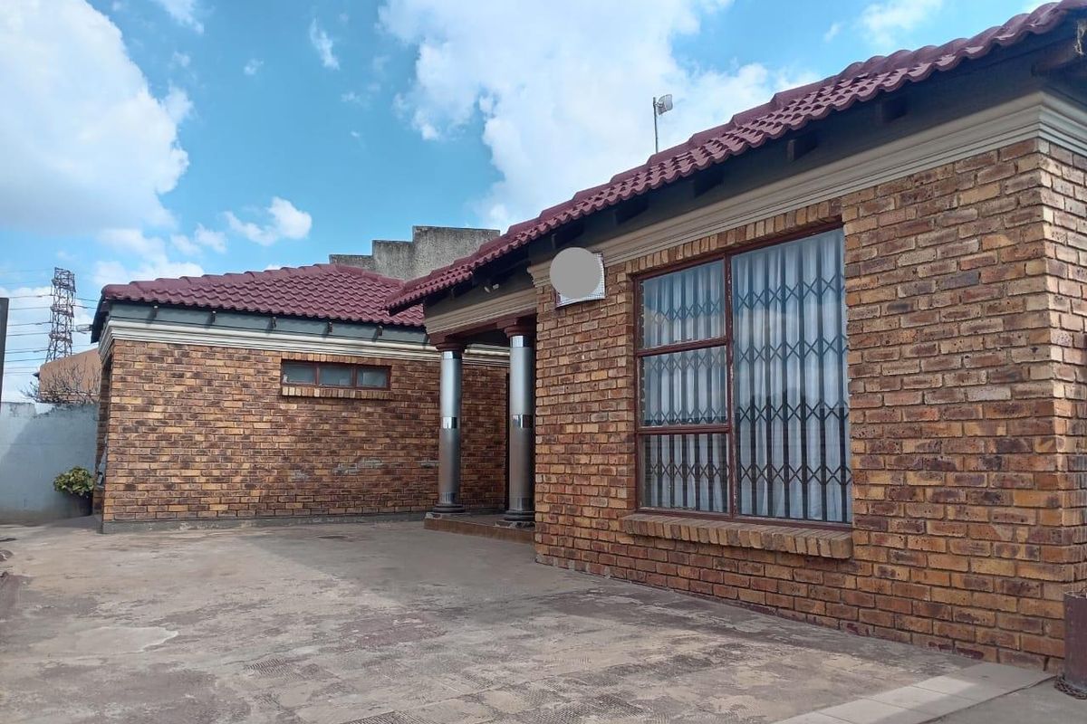 Large family home in Hospital view - Photo 2