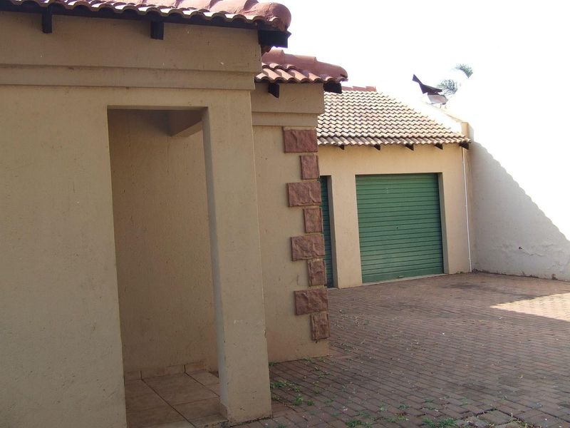 FAMILY HOME FOR SALE IN SECURE ESTATE - Photo 5