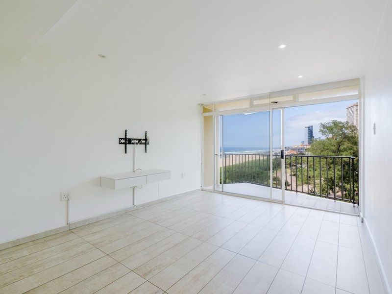 Newly renovated and on the beach - Photo 3