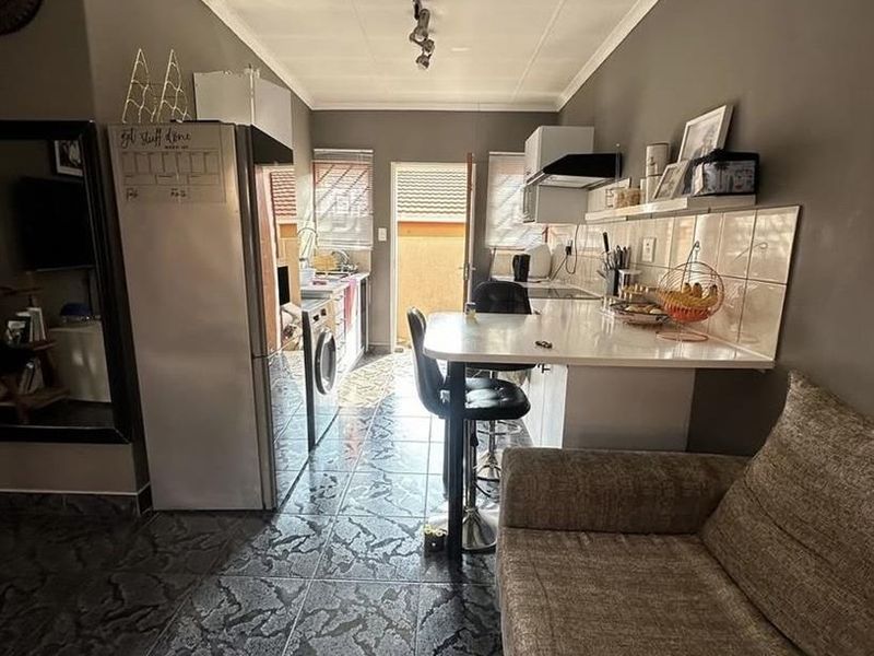 2 Bedroom Flat for Sale - Photo 2