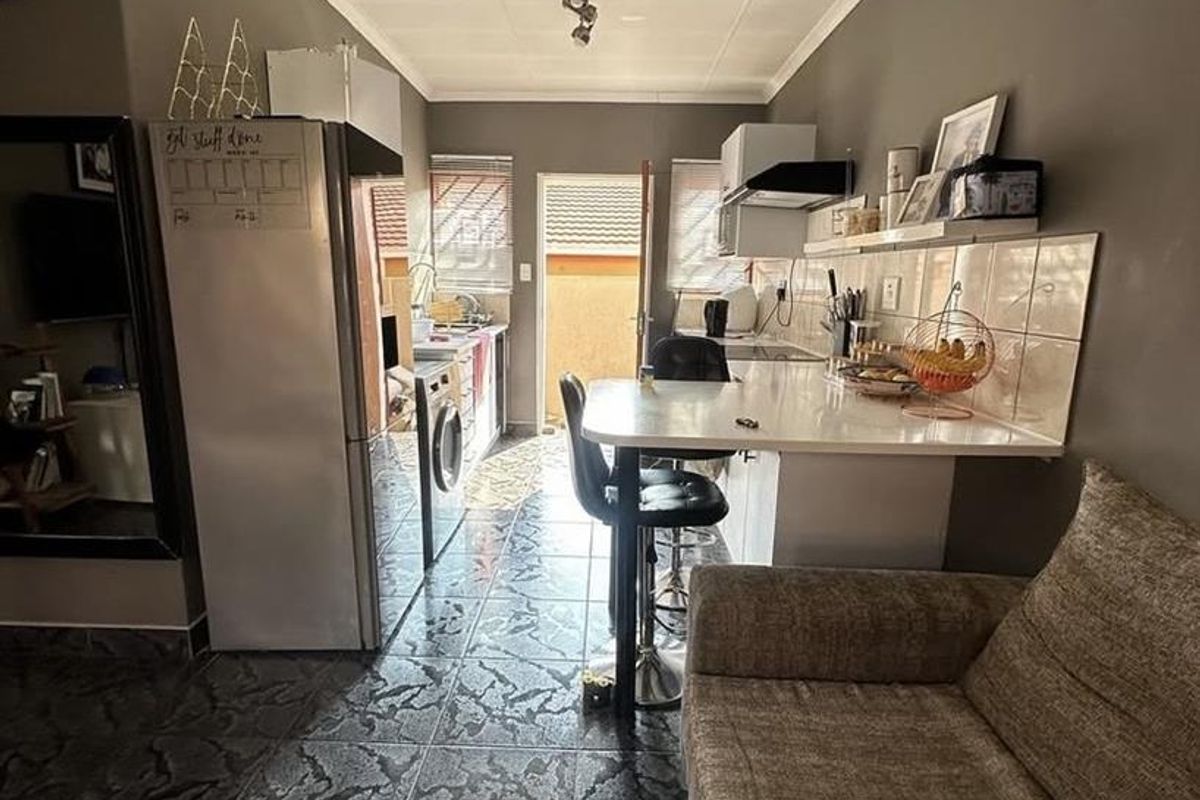 2 Bedroom Flat for Sale - Photo 2