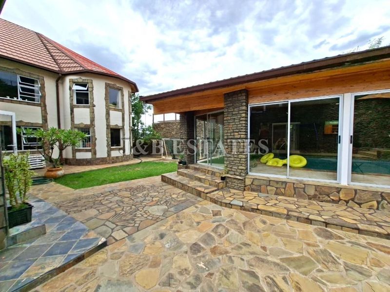 "Indulge in Opulence: Spacious Mansion with 5 Entertainment Areas!" - Photo 10