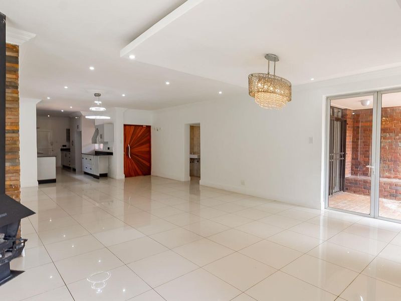 Modern, Newly Renovated 3-Bedroom Home with Solar & Entertainment Appeal in Prime Paulshof Location - Photo 4