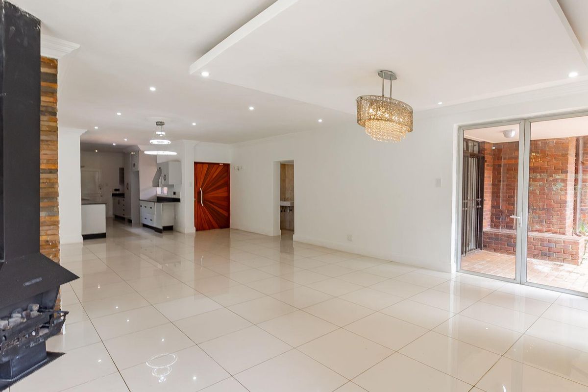 Modern, Newly Renovated 3-Bedroom Home with Solar & Entertainment Appeal in Prime Paulshof Location - Photo 4