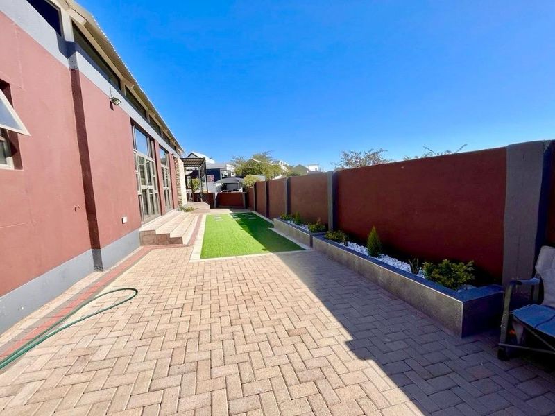 3 Bedroom House For Sale in Elisenheim - Photo 2