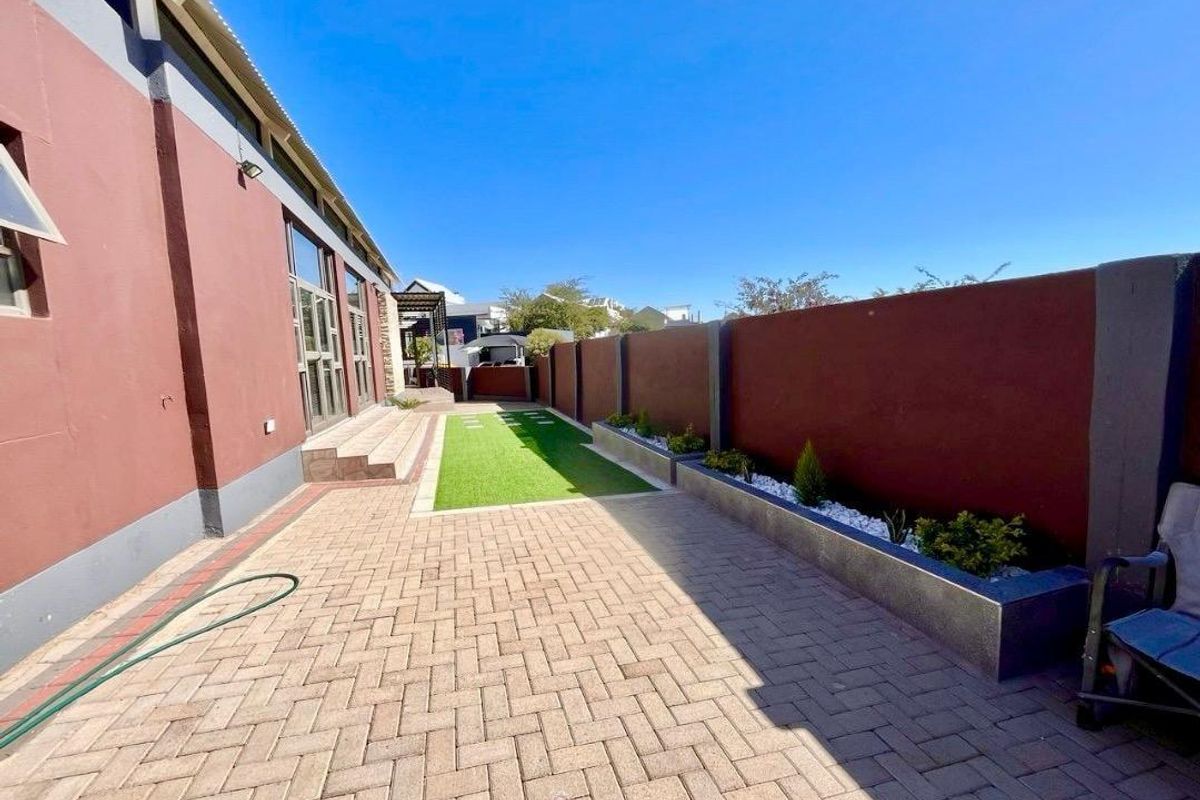 3 Bedroom House For Sale in Elisenheim - Photo 2