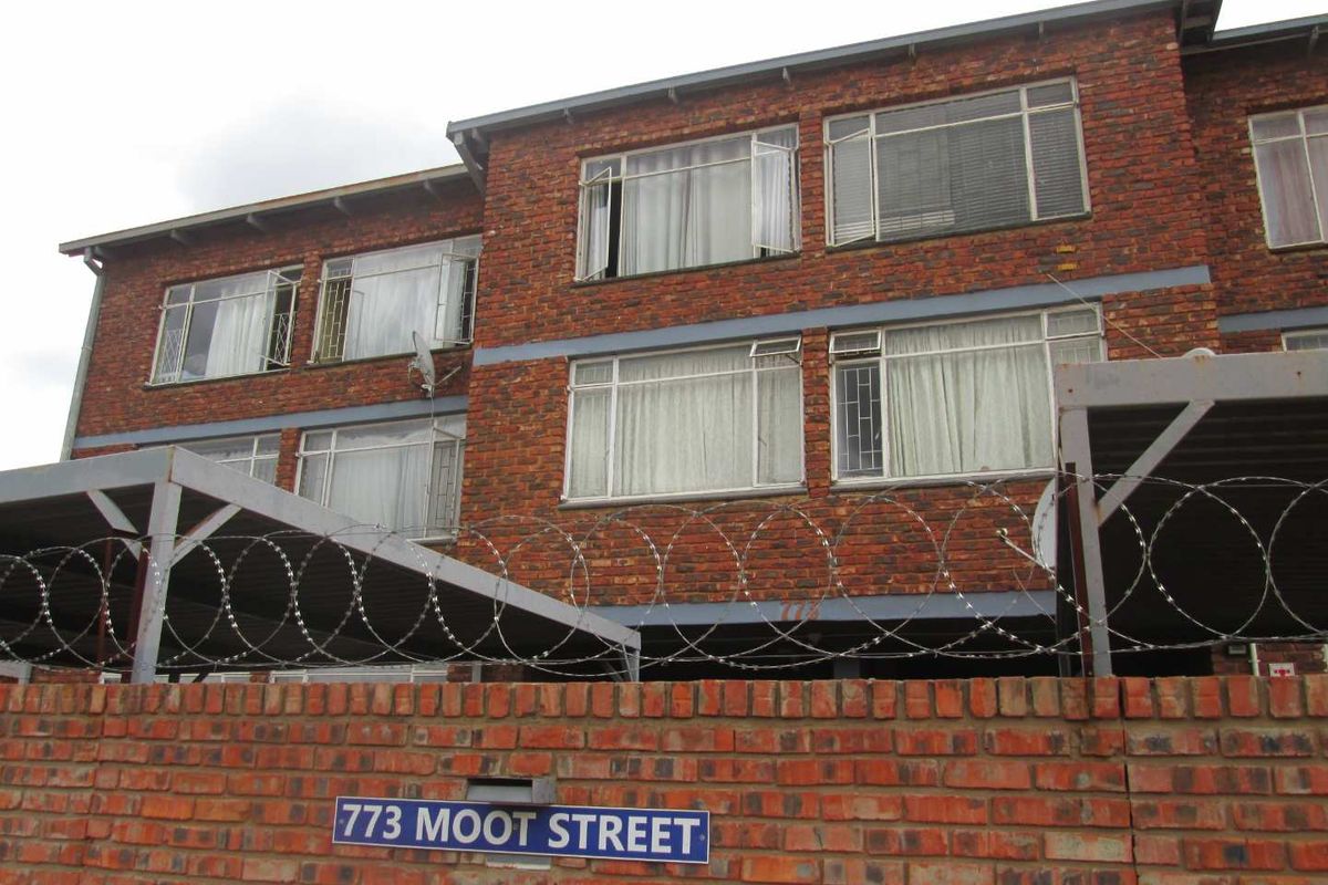 A BEAUTIFUL , NEAT AND CLEAN [1] ONE BEDROOM APARTMENT FOR SALE IN DIE MOOT [DASPOORT ] PTA - Photo 2