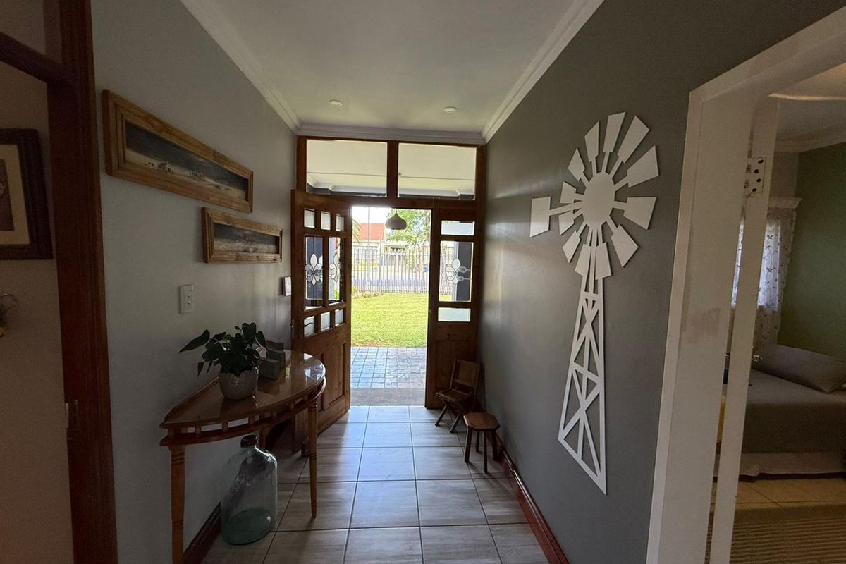 Spacious 5 Bedroom Home with Flatlet - Investor's Dream! - Photo 4