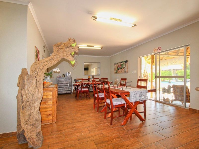 Otjiwarongo:  Immaculate 8 Bedroom Guesthouse for sale - Photo 7