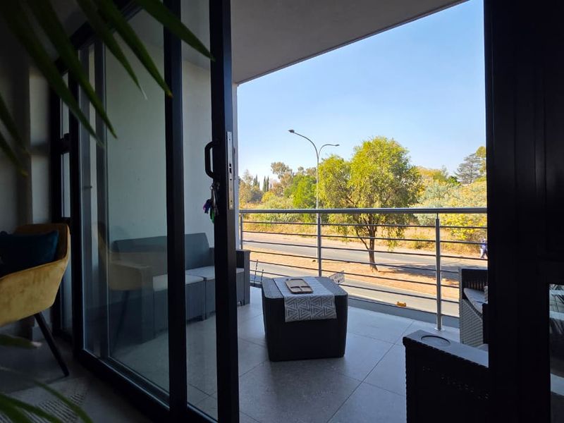 Modern 2-Bedroom Apartment | Available To Rent  Discover sophisticated urban living in this modern 2-bedroom, 2-bathroom apartment, perfectly positioned for con - Photo 5