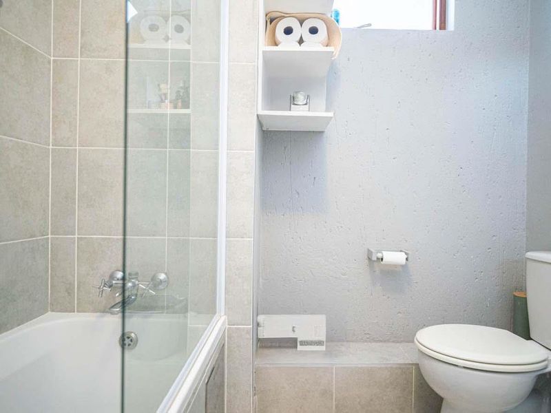 Top Floor 2 Bed Apartment with Balcony - Photo 8
