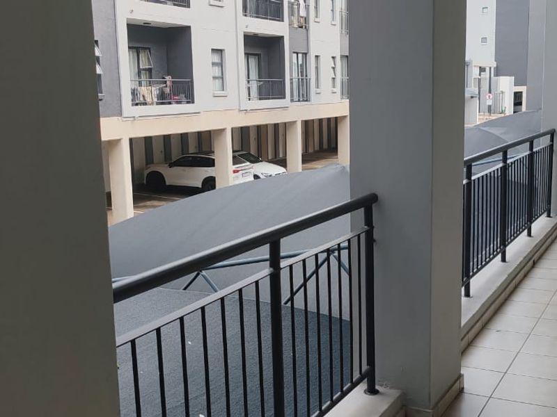 Charming and Well-Maintained Apartment in Midrand, Grand Central - Photo 2