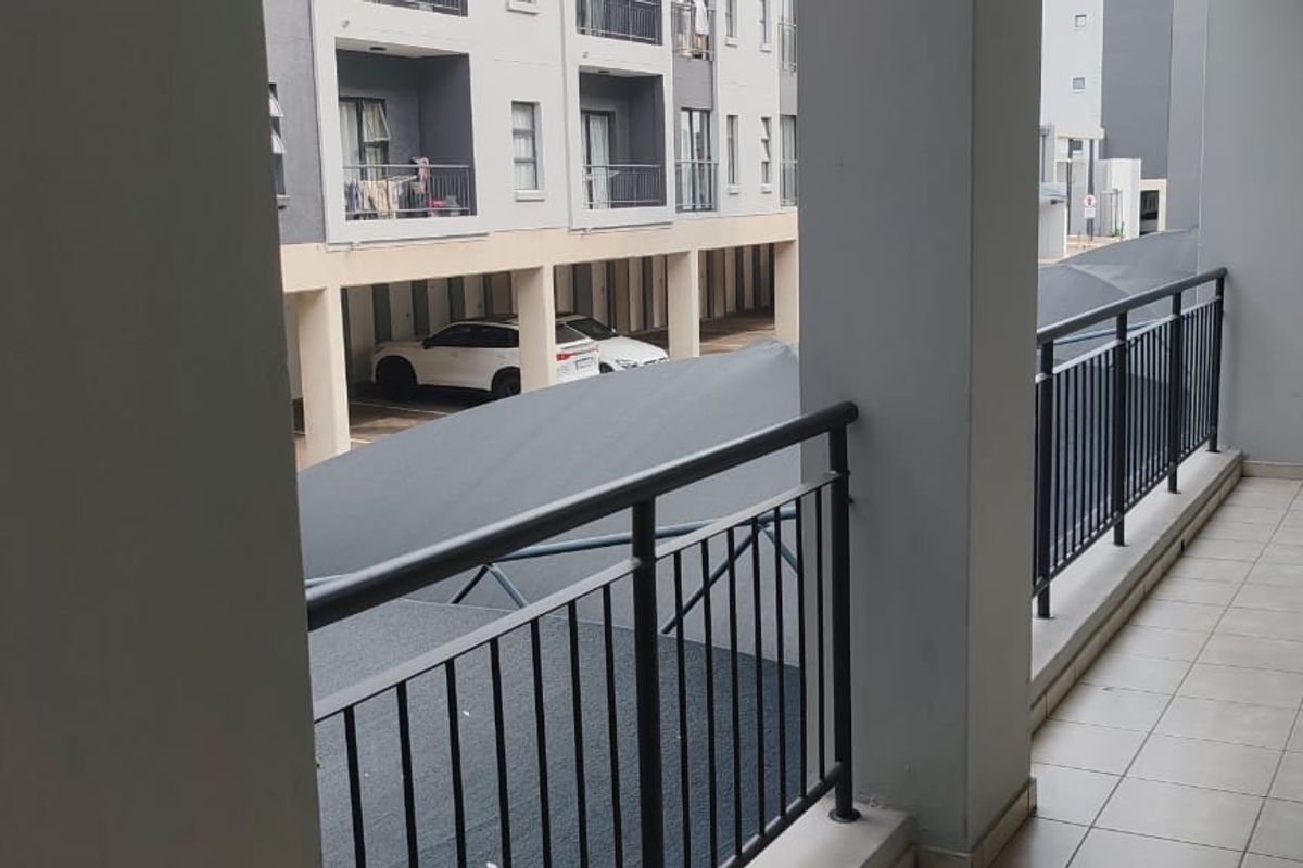 Charming and Well-Maintained Apartment in Midrand, Grand Central - Photo 2