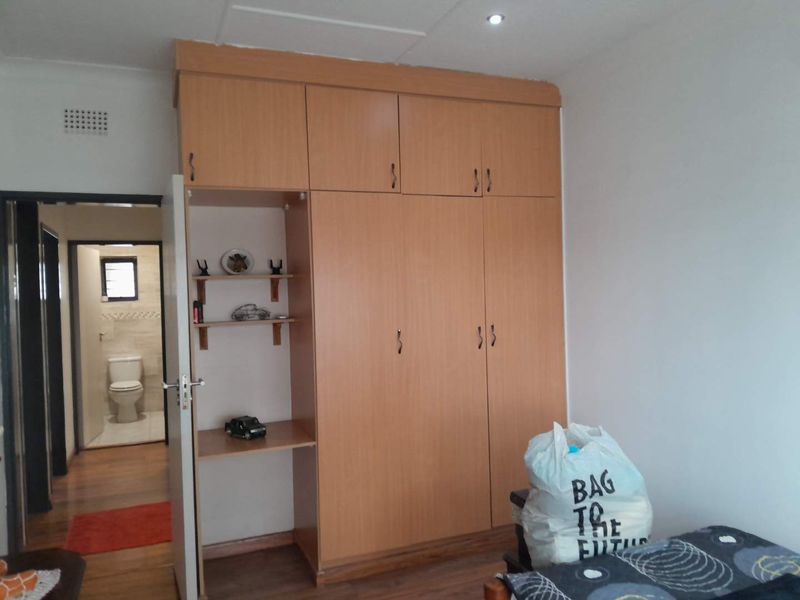 Neat and Spacious Modern Family Home - Photo 7