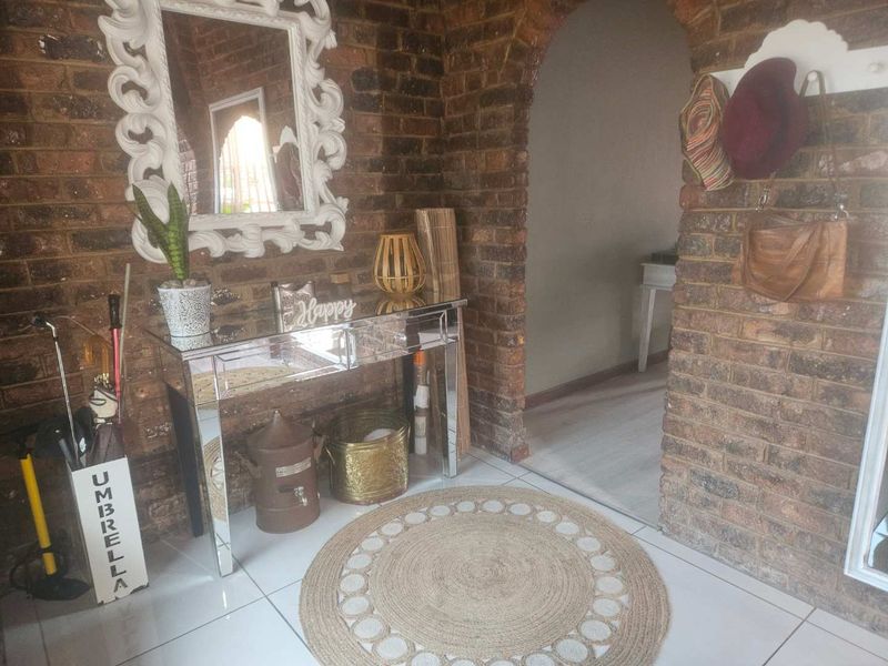 Spacious family home plus flat - Photo 2