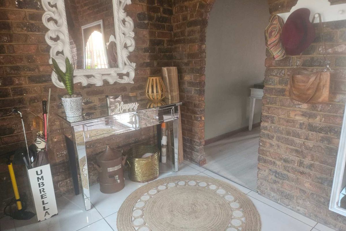 Spacious family home plus flat - Photo 2