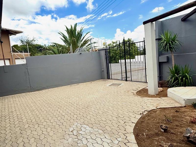 Spacious Family Home with Flat in Prime Eros Park Location - Photo 8