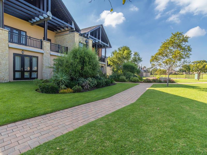 ELEGANT APARTMENT IN A PREMIER MATURE LIFESTYLE ESTATE - Photo 2