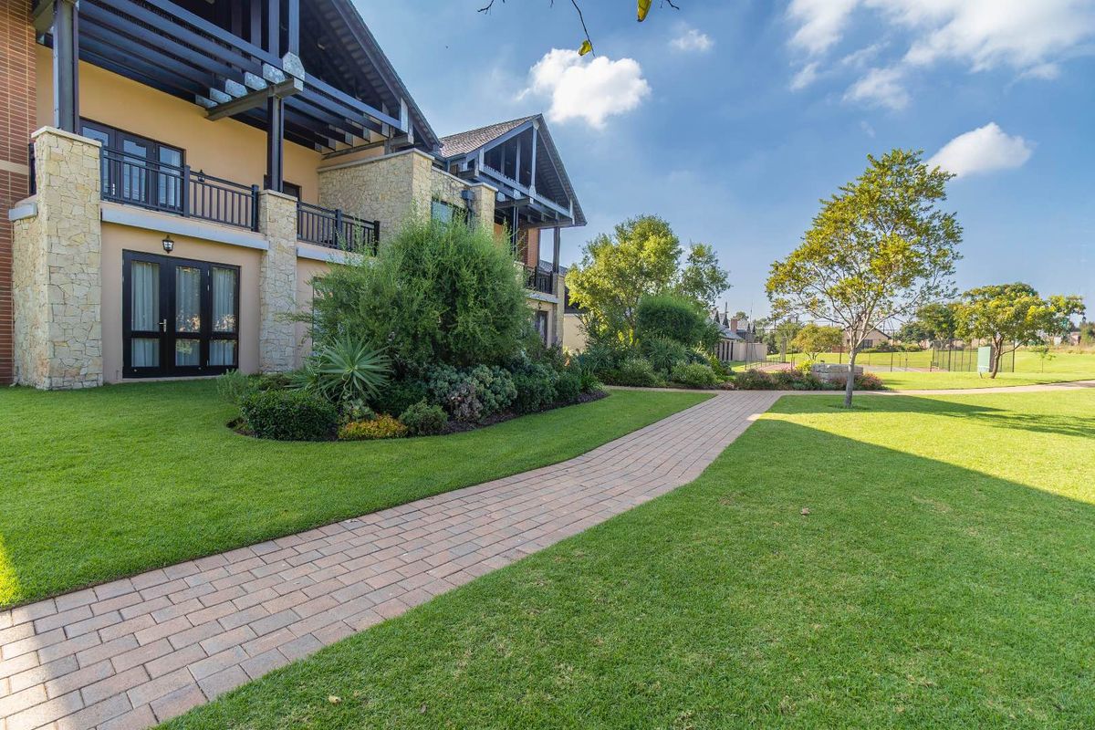 ELEGANT APARTMENT IN A PREMIER MATURE LIFESTYLE ESTATE - Photo 2