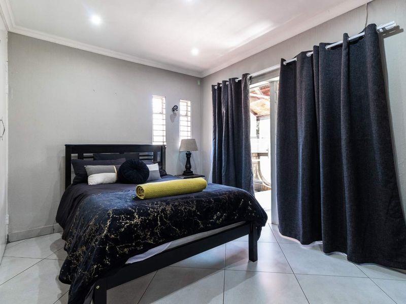 Gorgeous 5 Bedroom Home in Lakefield. - Photo 7