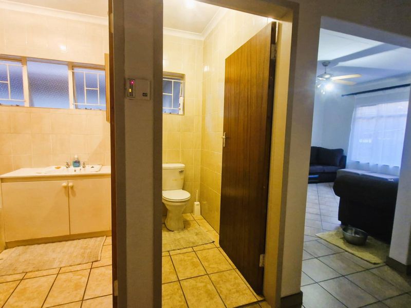 Versatile Family Home with Private Flat - Photo 7