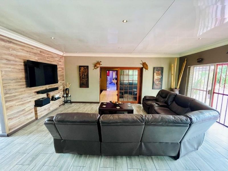 3 bedroom home with flat for sale in brackenhurst - Photo 9