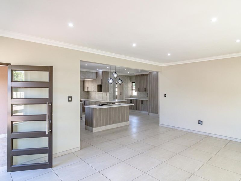 WHERE MODERN, STYLE AND COMFORT MEETS - Photo 5