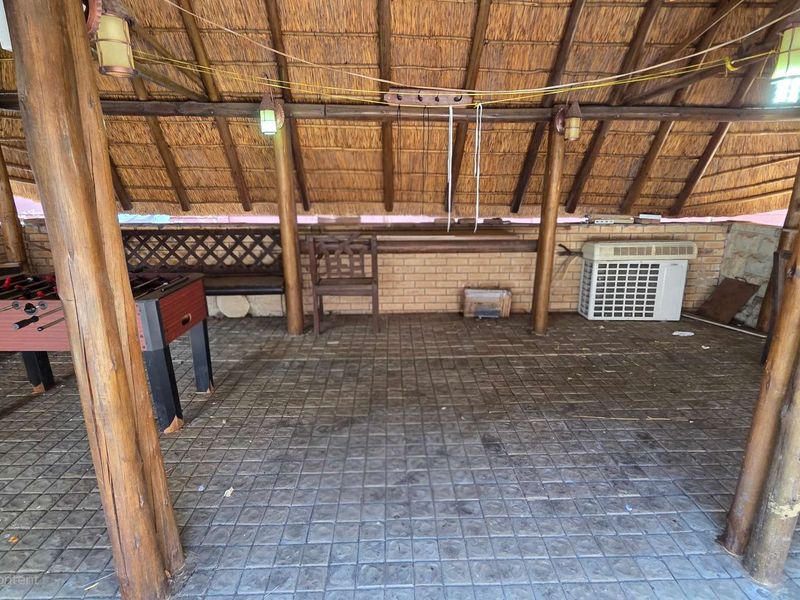 “Comfort, Space & Convenience – 5-Bedroom Home with Multiple Garages” - Photo 5