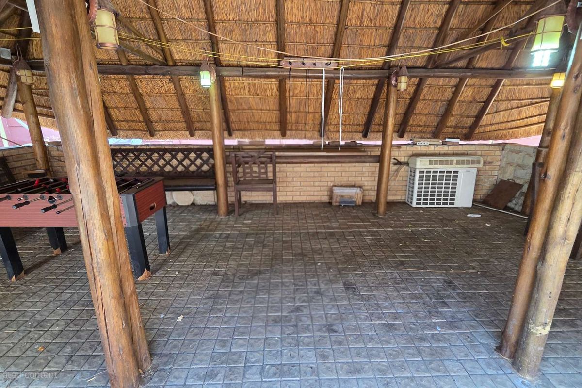 “Comfort, Space & Convenience – 5-Bedroom Home with Multiple Garages” - Photo 5