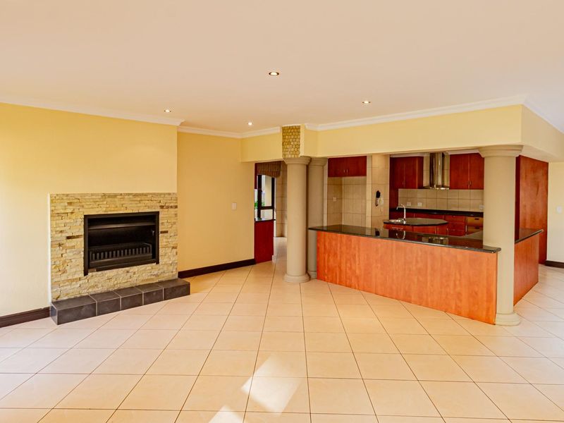 Beautiful 7 bedroom at Dainfern Golf Estate - Photo 2