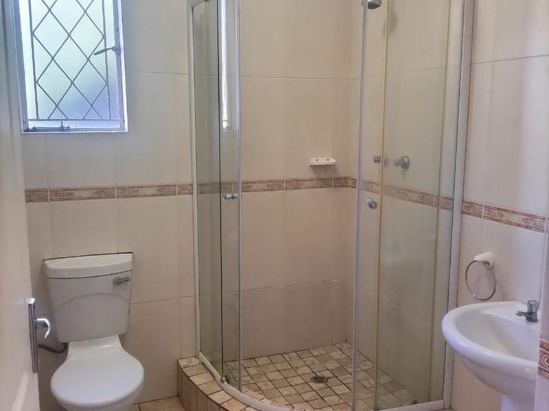 Charming Bachelor's Flat with Inclusive Utilities and Covered Parking - Photo 8
