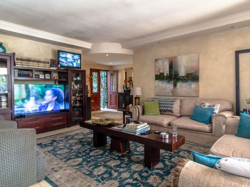Elegant 5-Bedroom Luxury Home with Flatlet, Heated Pool & Solar Power – Glenvista - Photo 5