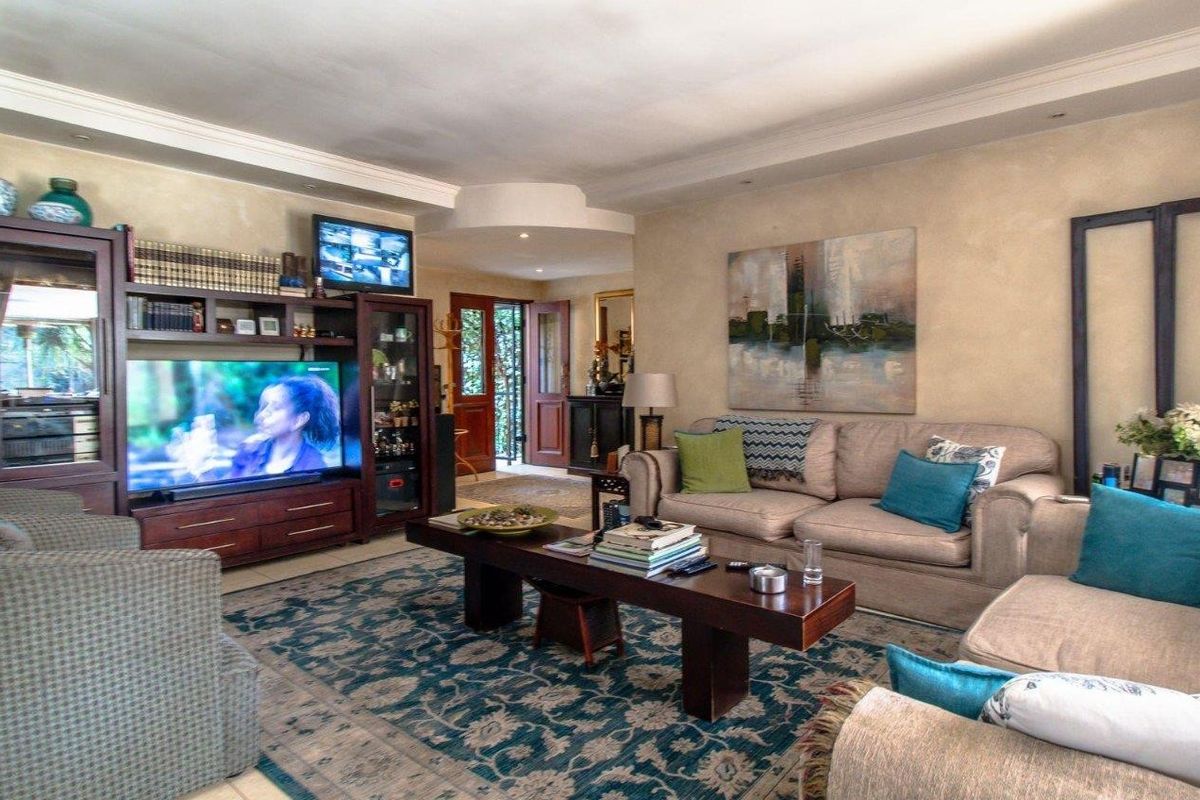 Elegant 5-Bedroom Luxury Home with Flatlet, Heated Pool & Solar Power – Glenvista - Photo 5