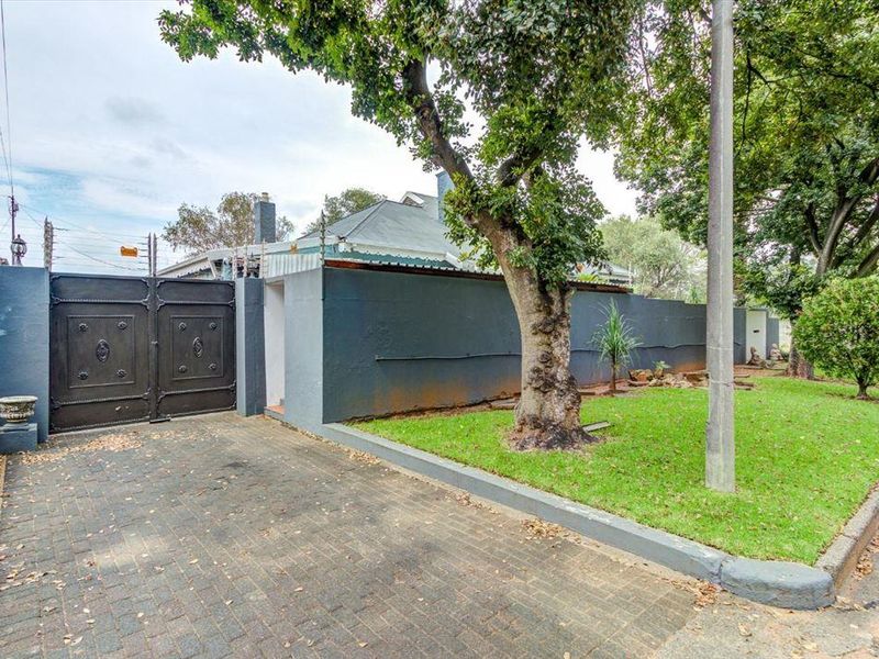 Escape the ordinary! Beautiful historic home. - Photo 2