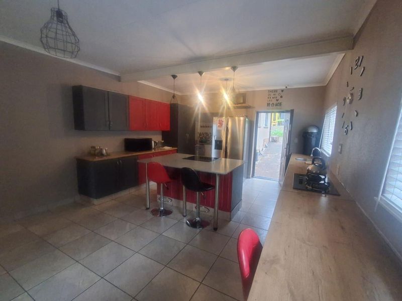 BEAUTIFUL LIVING IN THE HEART OF MULBARTON - Photo 4