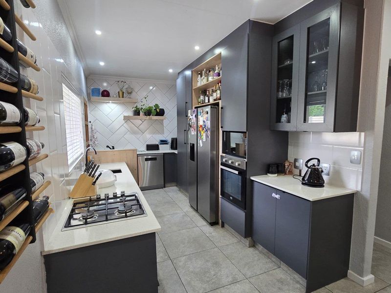 4 Bedroom House for Sale in Verwoerdpark - Photo 9