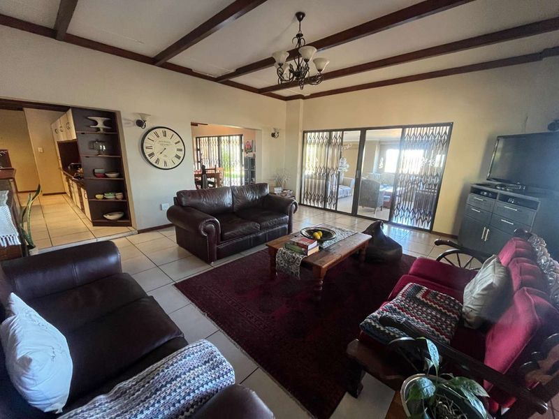 Stunning Family Home with Spectacular Views in Keidebees - Photo 3