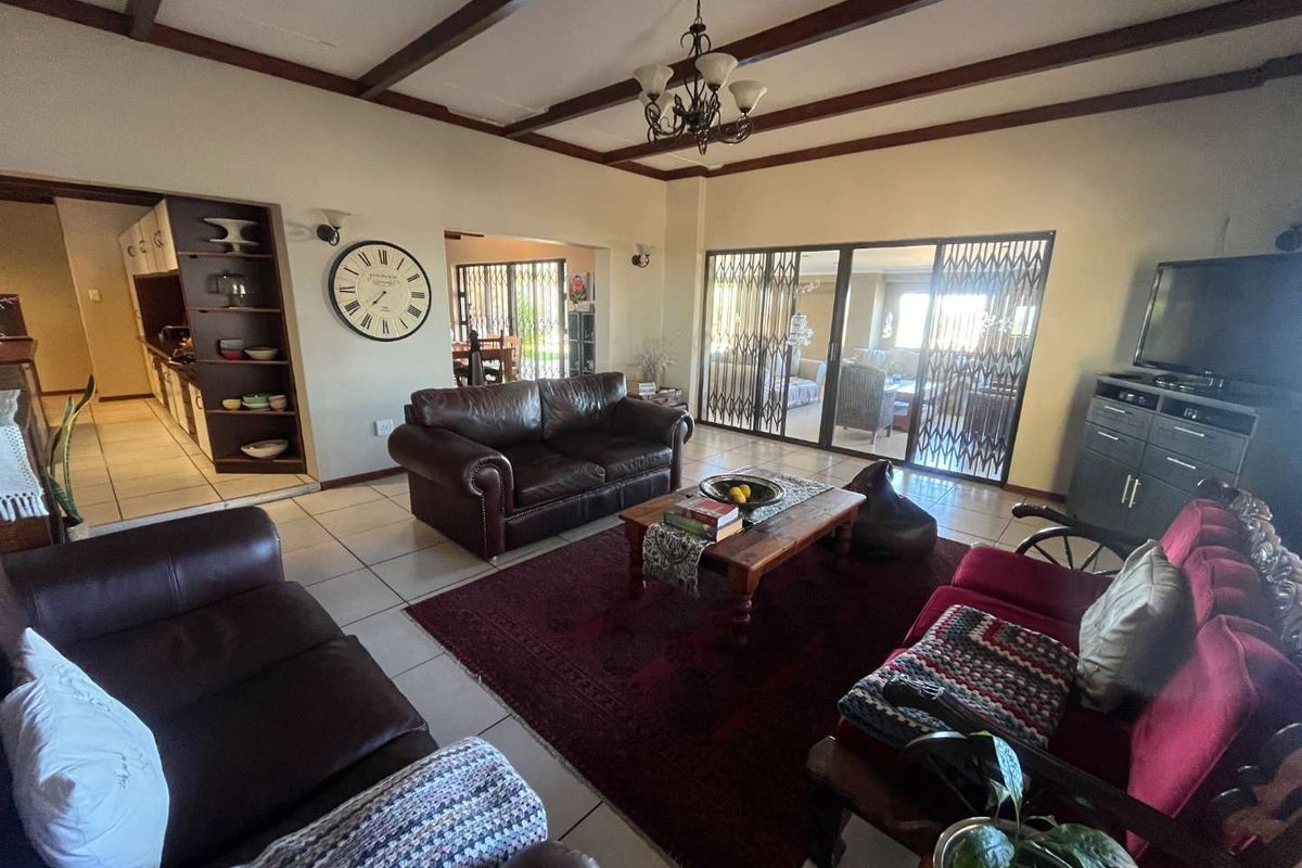 Stunning Family Home with Spectacular Views in Keidebees - Photo 3