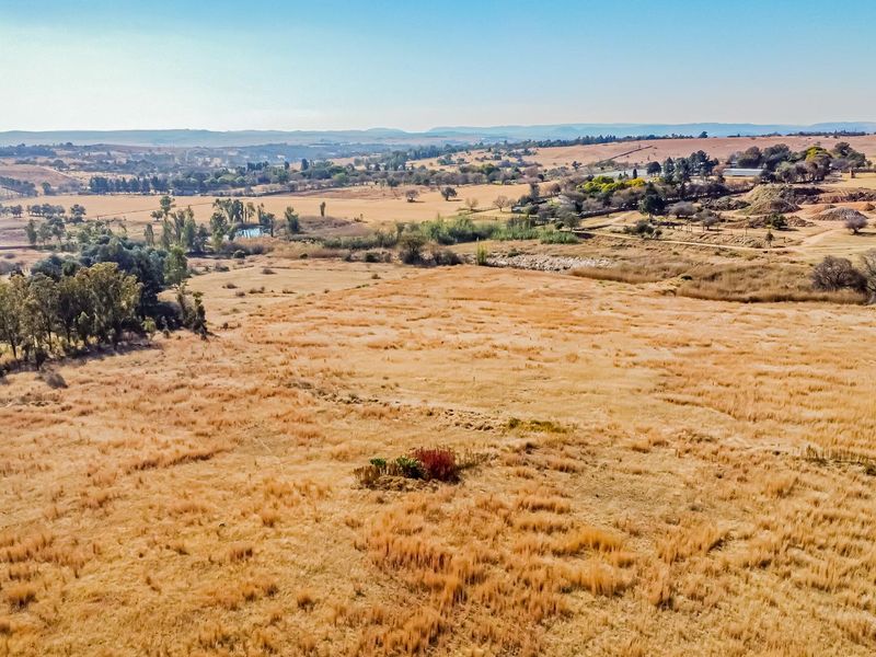Escape the City Buzz: Invest in Muldersdrift’s Natural Beauty and Potential - Photo 4