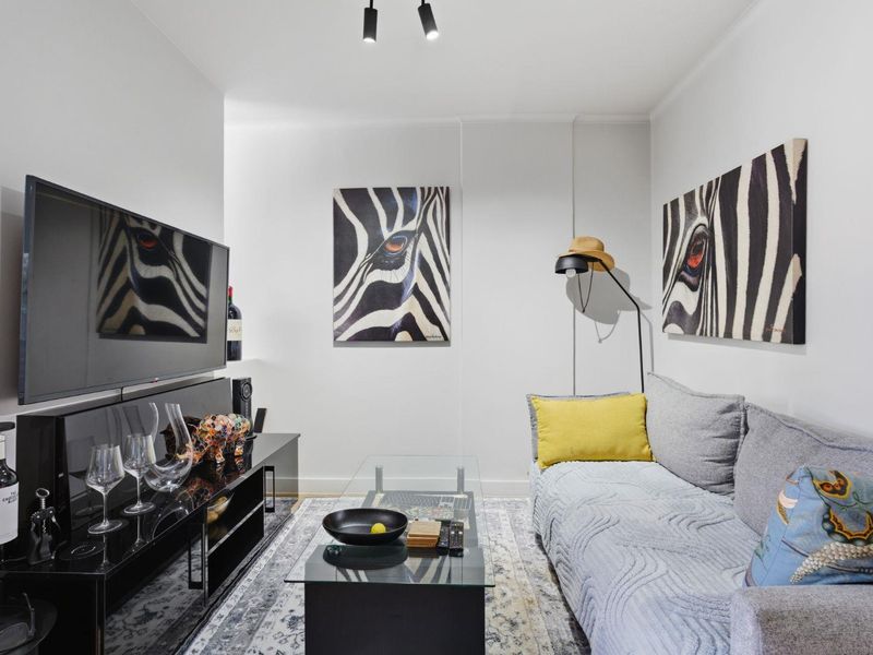 The iconic centerpiece of Table Mountain is framed perfectly as a natual canvas in your window! - Photo 5