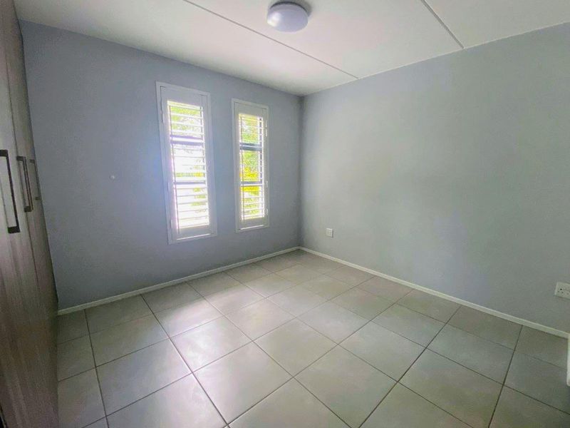 Modern, appealing & pet-friendly ground floor townhouse - Photo 4